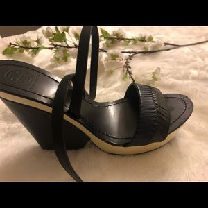 TORY BURCH NAVY/BLACK WOVEN WEDGE. SIZE 10